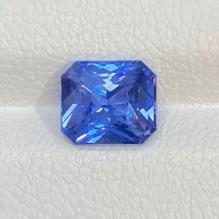 2.01ct 天然矢车菊天然蓝宝石裸石 VB评级 雷迪恩切割 晶体超闪