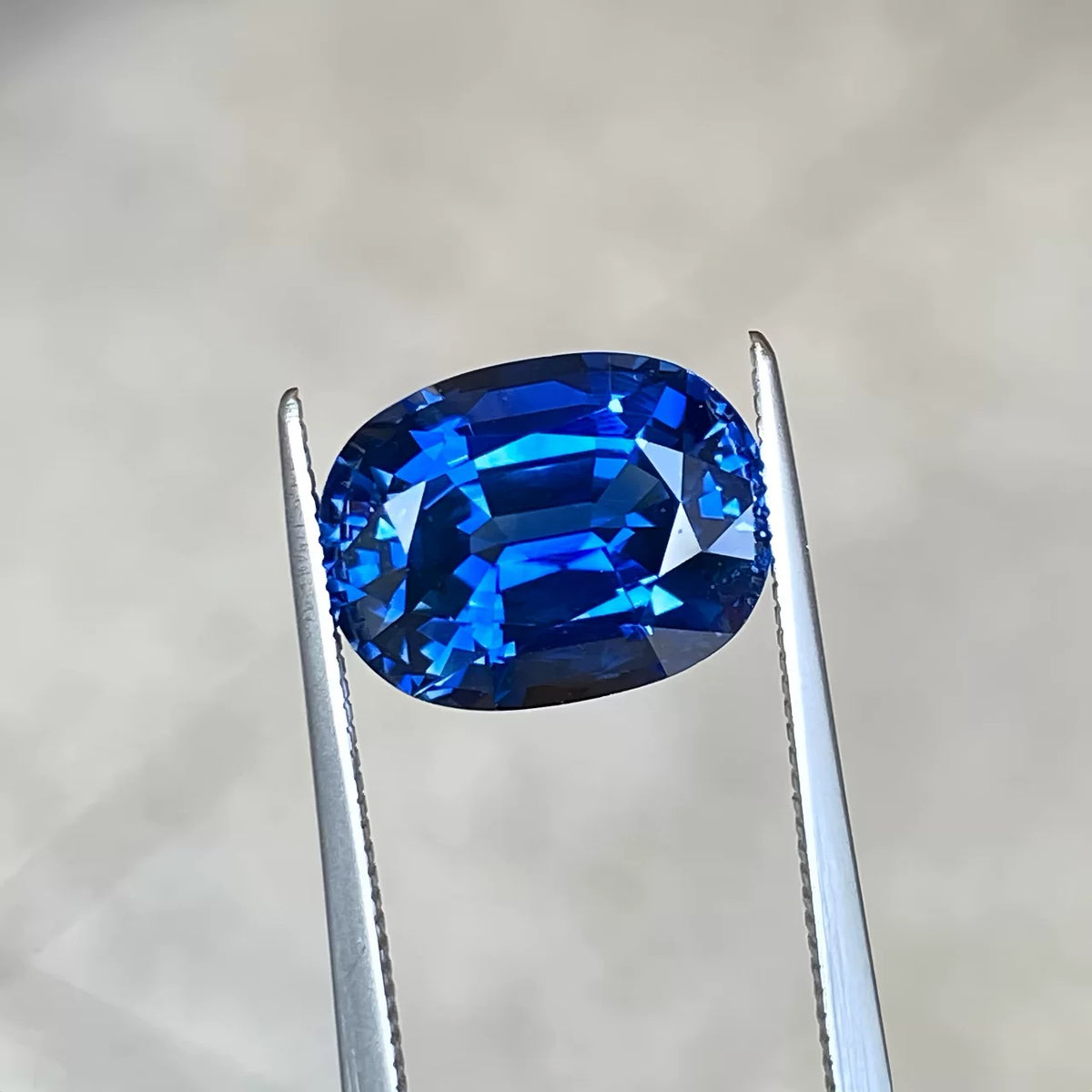 6.04ct 精切天然皇家蓝蓝宝石裸石 吉尔德认证 满火彩