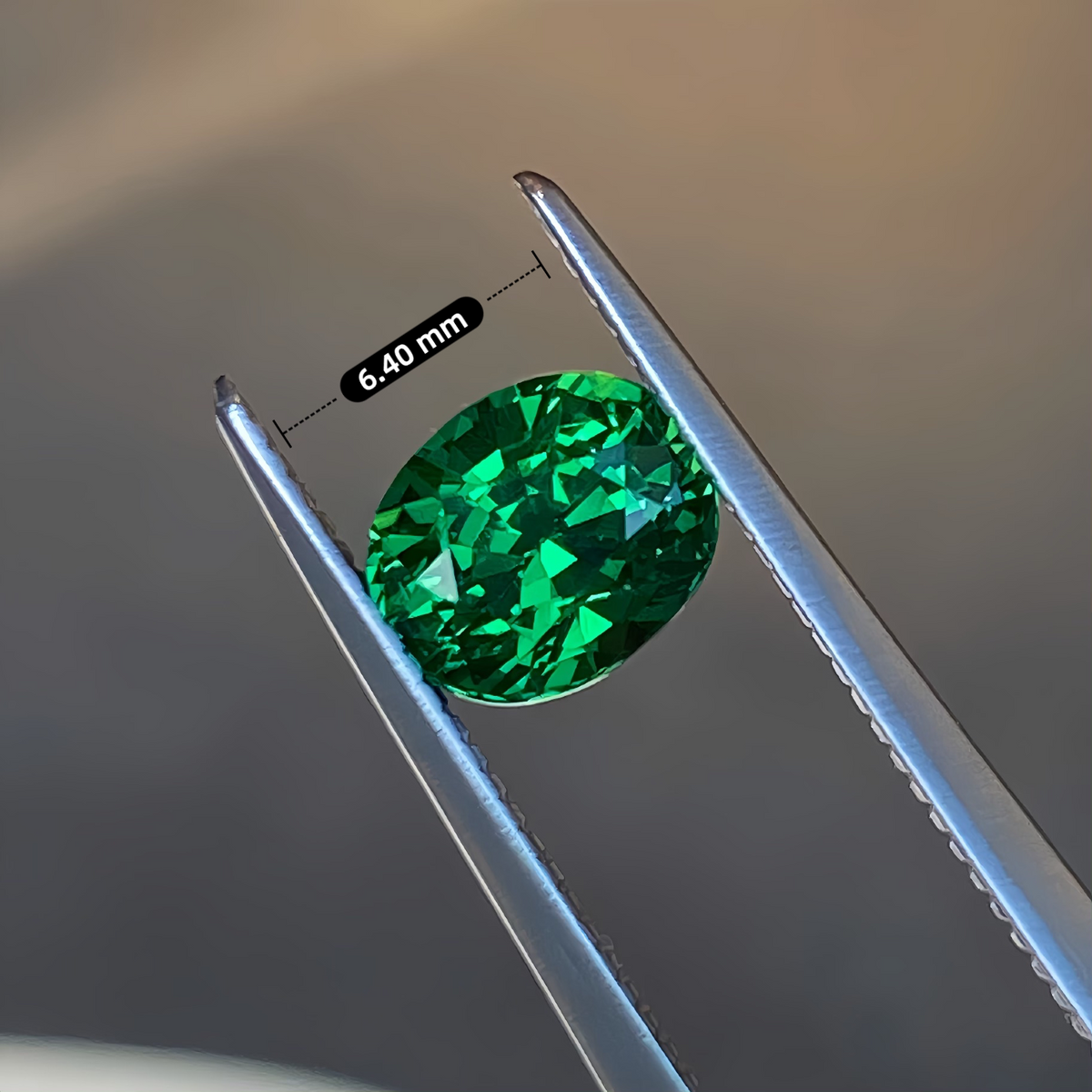 1.06ct 顶色沙弗莱天然沙弗莱裸石 色标级卡扎尼色