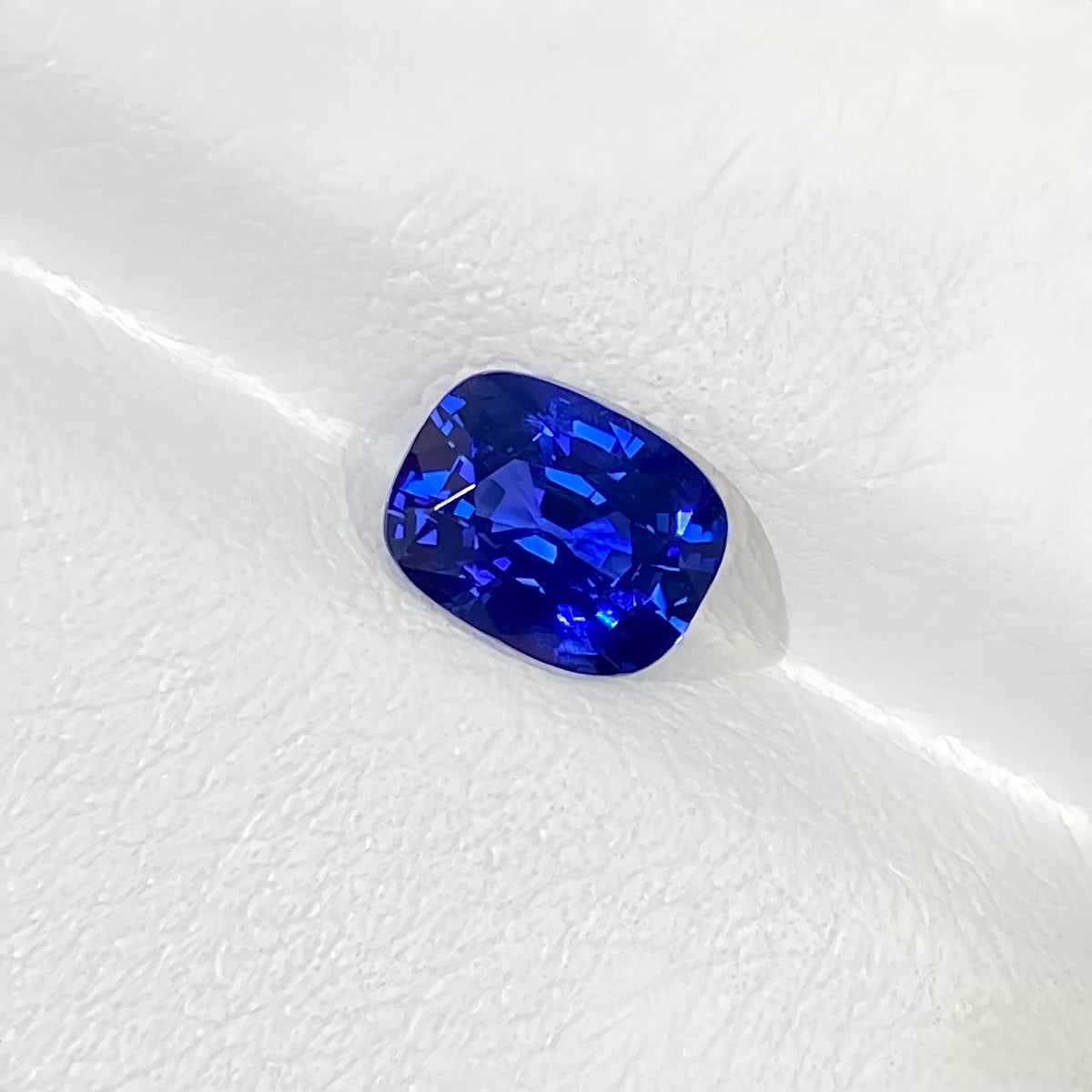 1.37ct 枕形天然皇家蓝蓝宝石裸石 VB评级 浓郁深邃蓝天然宝石