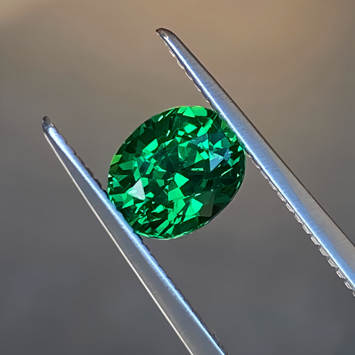 1.06ct 顶色沙弗莱天然沙弗莱裸石 色标级卡扎尼色
