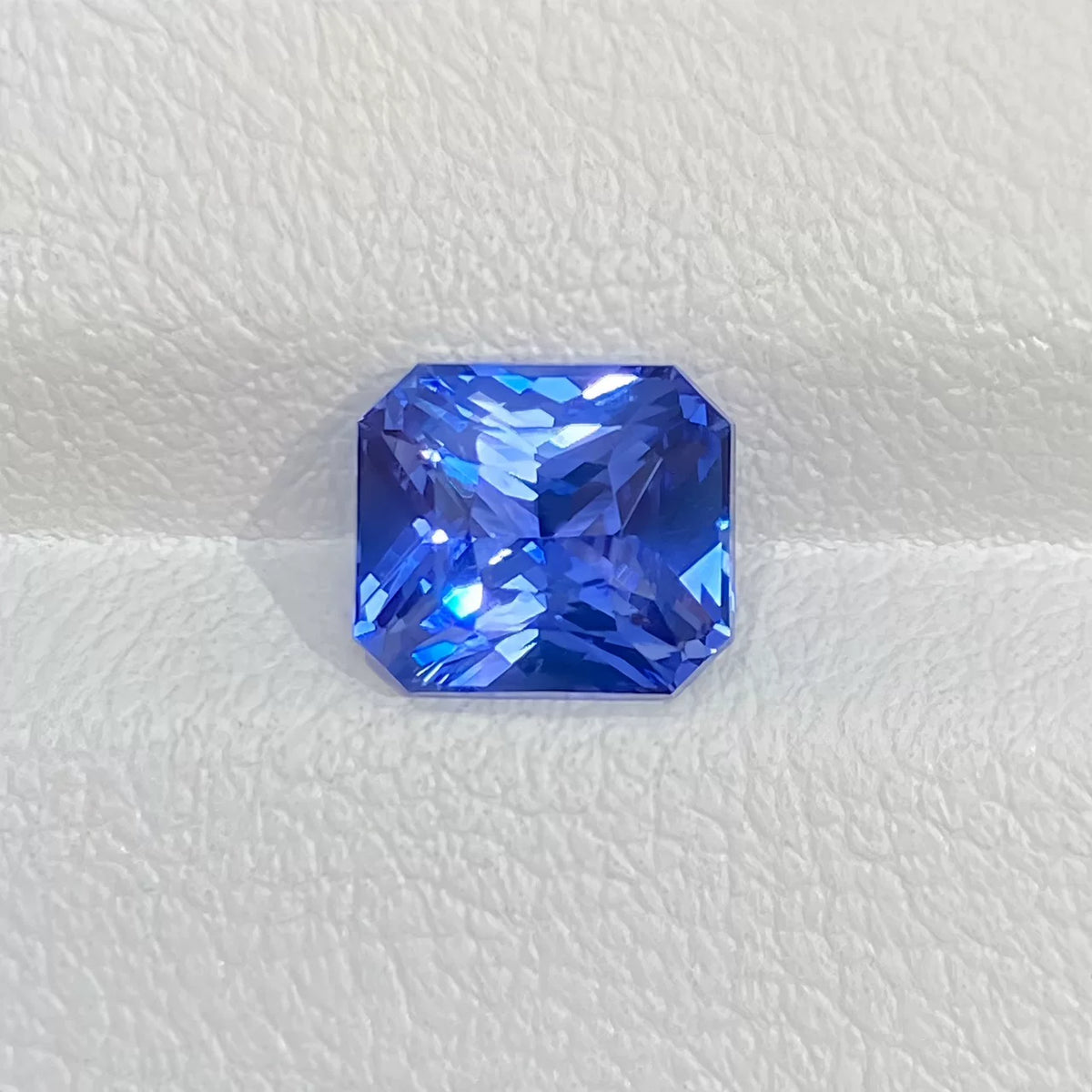 2.01ct 天然矢车菊天然蓝宝石裸石 VB评级 雷迪恩切割 晶体超闪