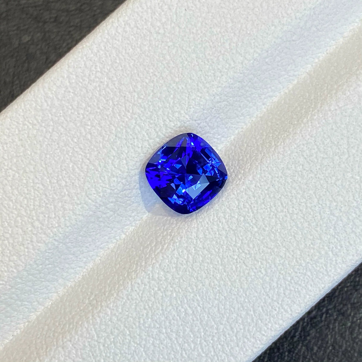 2.05ct 正枕形天然皇家蓝蓝宝石裸石｜肉眼干净｜吉尔德认证