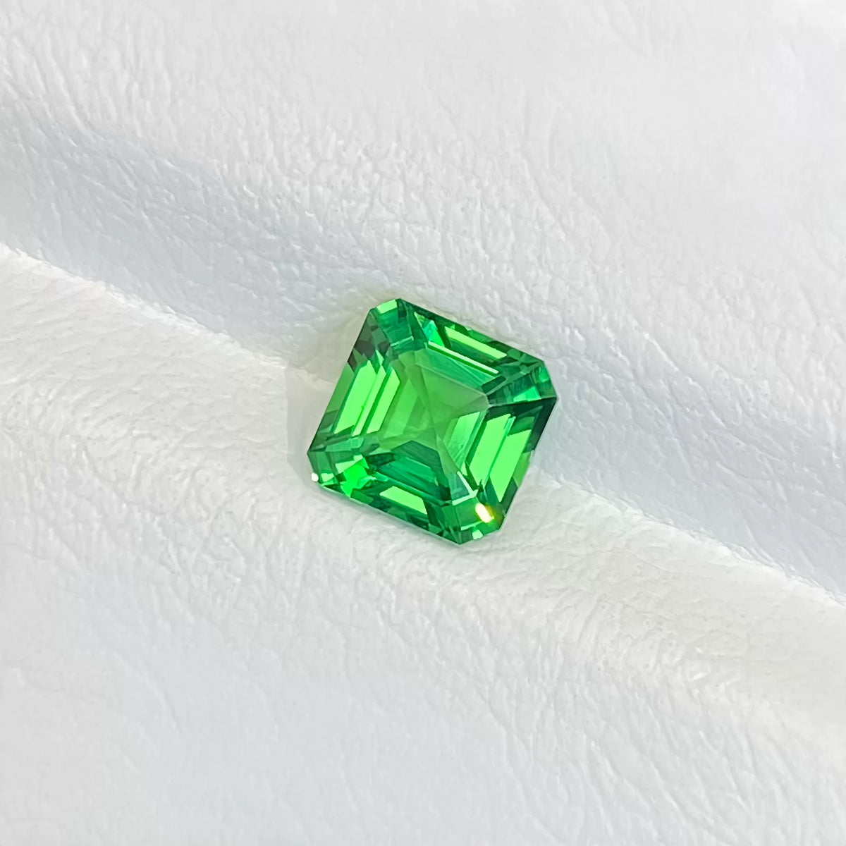 1.05ct 天然沙弗莱裸石 绿色宝石 明亮绿 纯净