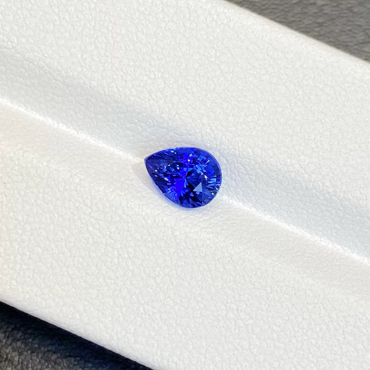1.27ct 吉尔德VB评级皇家蓝蓝宝石｜精致切割｜肉眼干净火彩闪亮