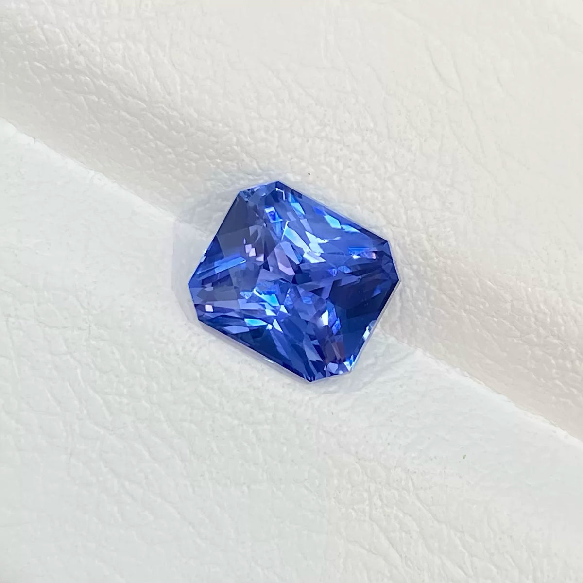 2.01ct 天然矢车菊天然蓝宝石裸石 VB评级 雷迪恩切割 晶体超闪