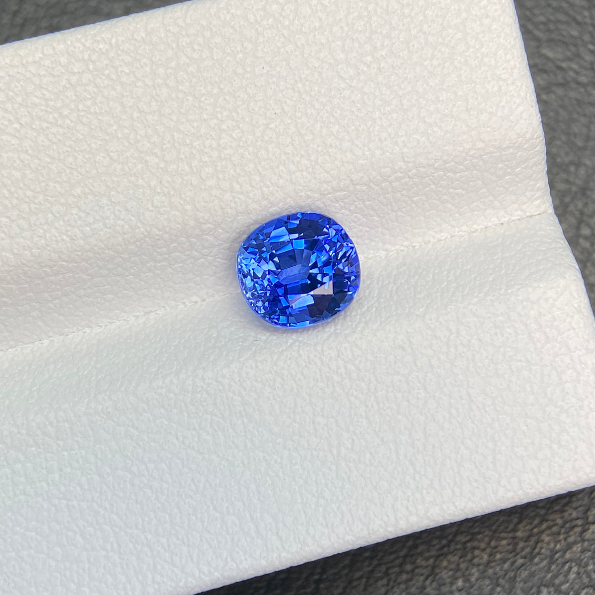 1.85ct 枕形 椭圆形 矢车菊 天然蓝宝石裸石 GUILD认证