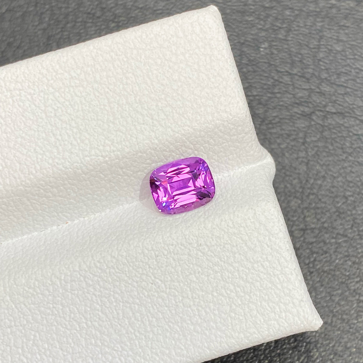 1.05ct 天然无烧紫色蓝宝石裸石戒面