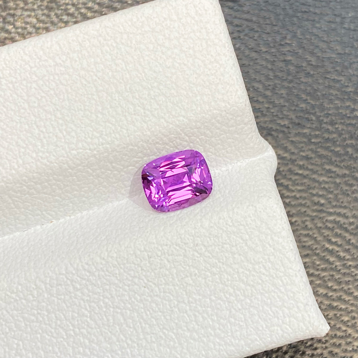 1.05ct 天然无烧紫色蓝宝石裸石戒面