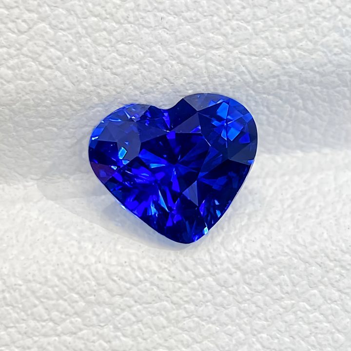 1.69ct 明亮皇家蓝 天然蓝宝石裸石 爱心形 全净体 Guild认证
